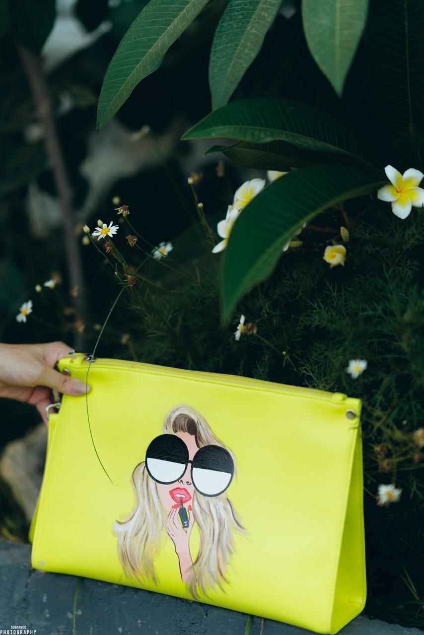 Yellow clutshe