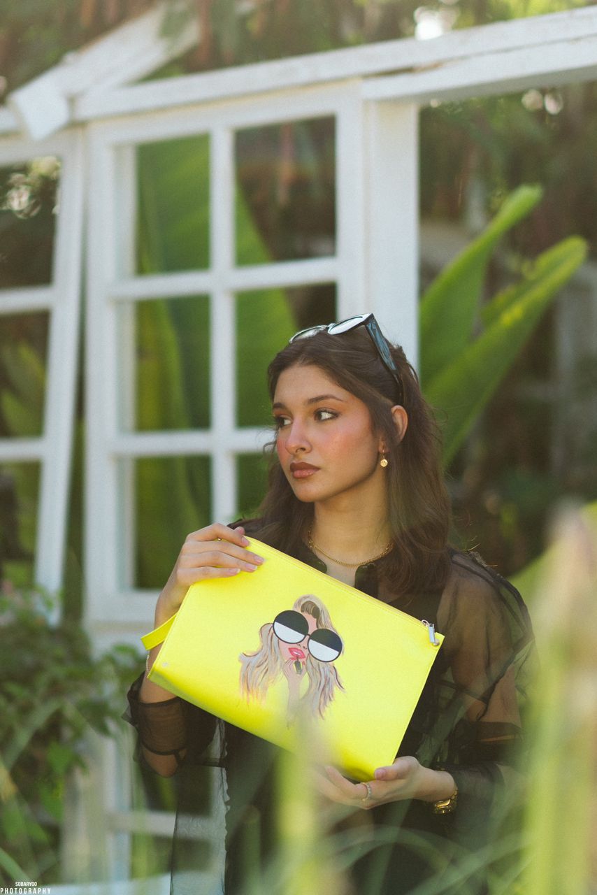 Yellow clutshe