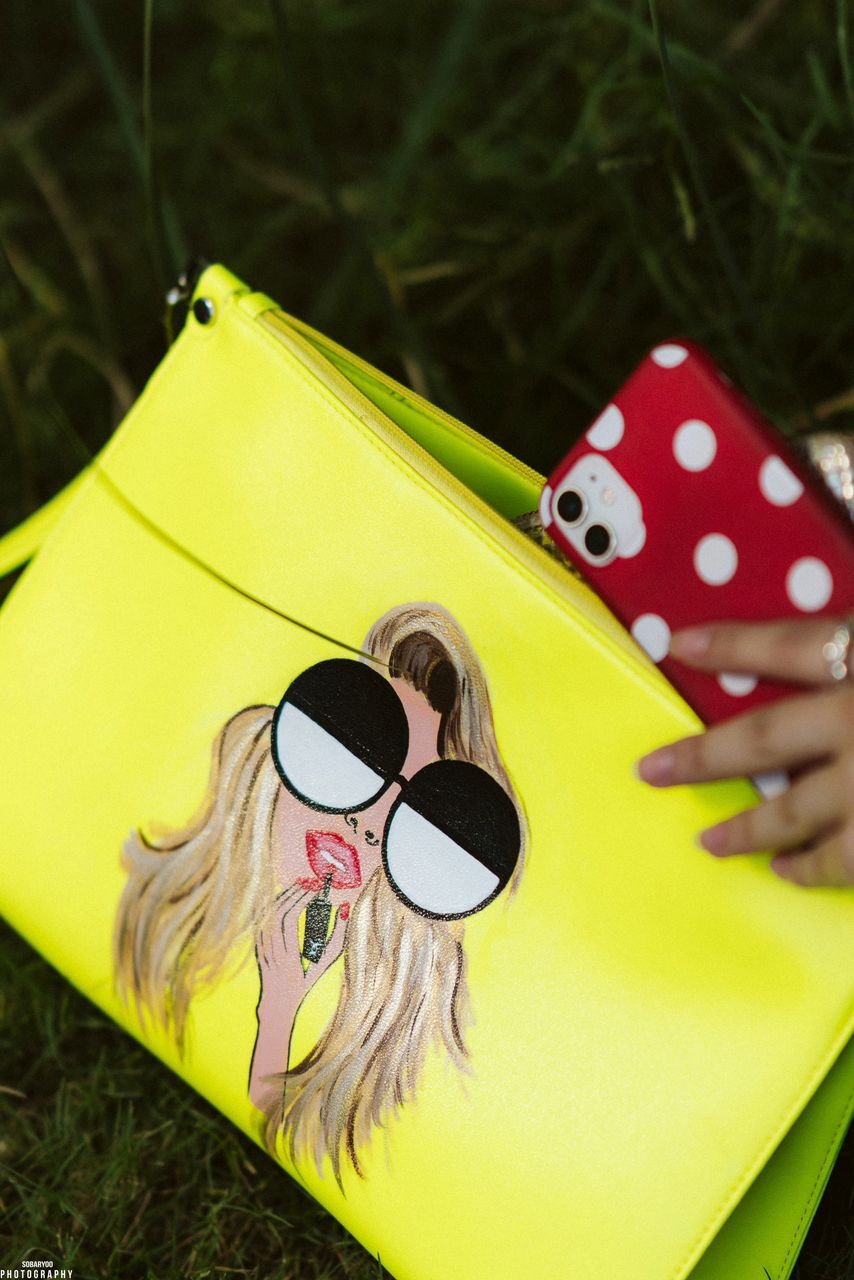 Yellow clutshe