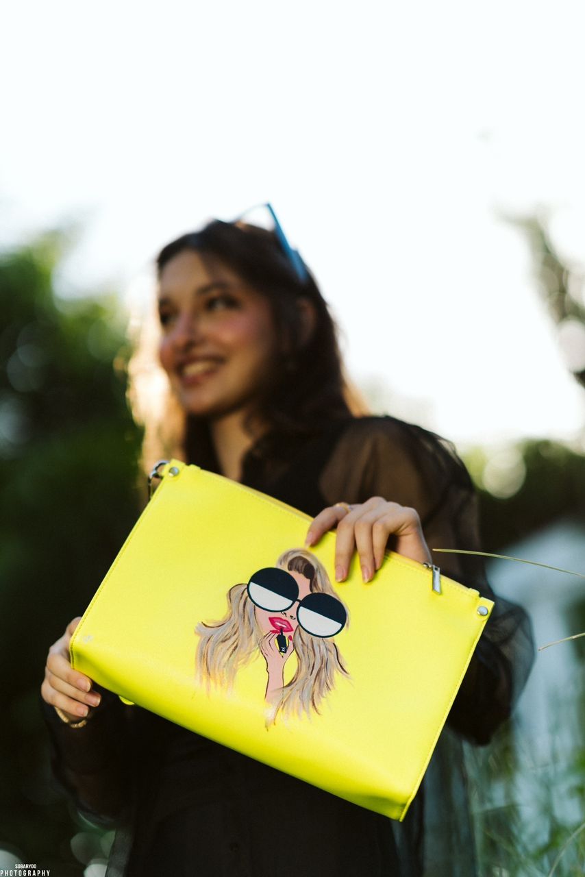 Yellow clutshe
